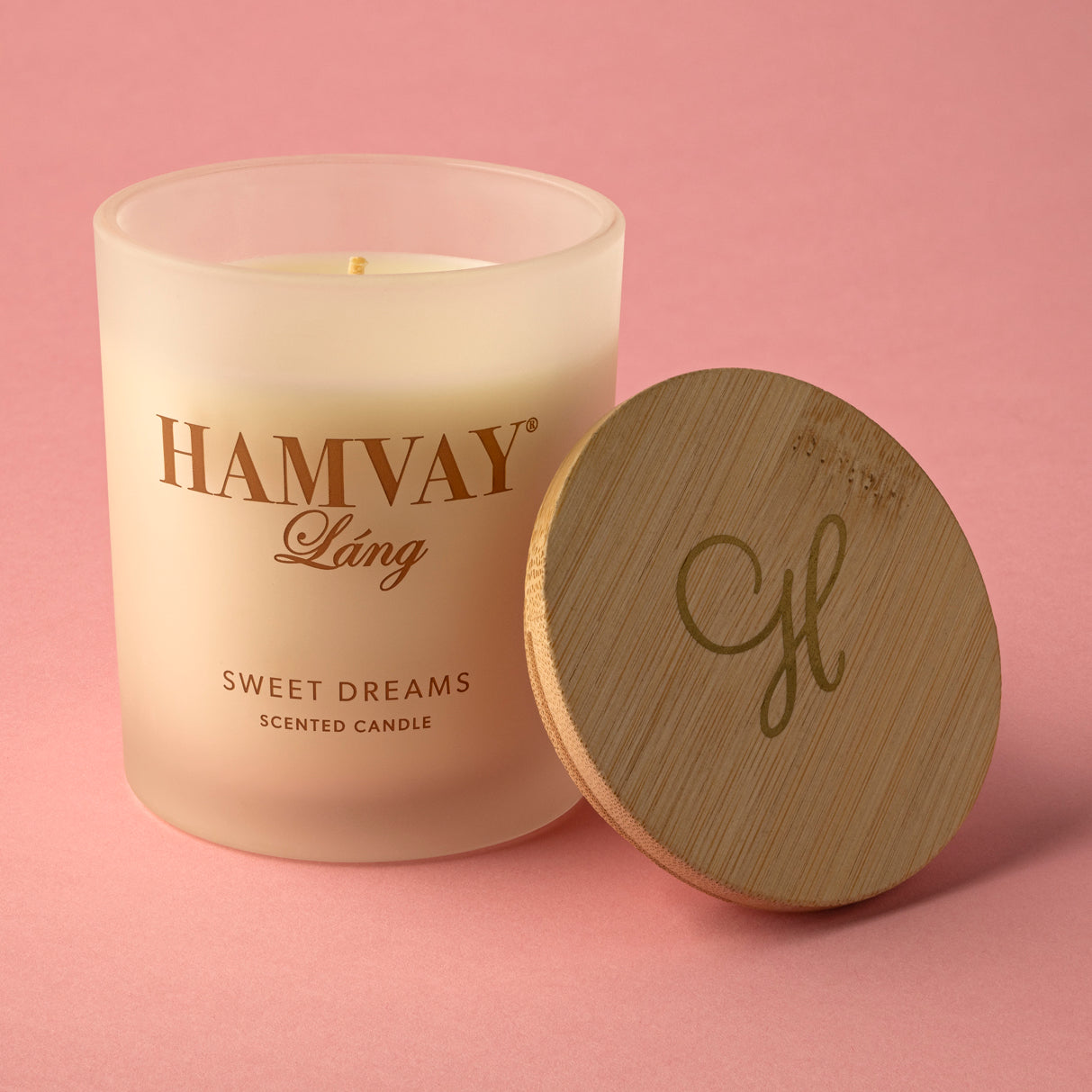 Hamvay-Láng scented candle with wooden lid on a pink background